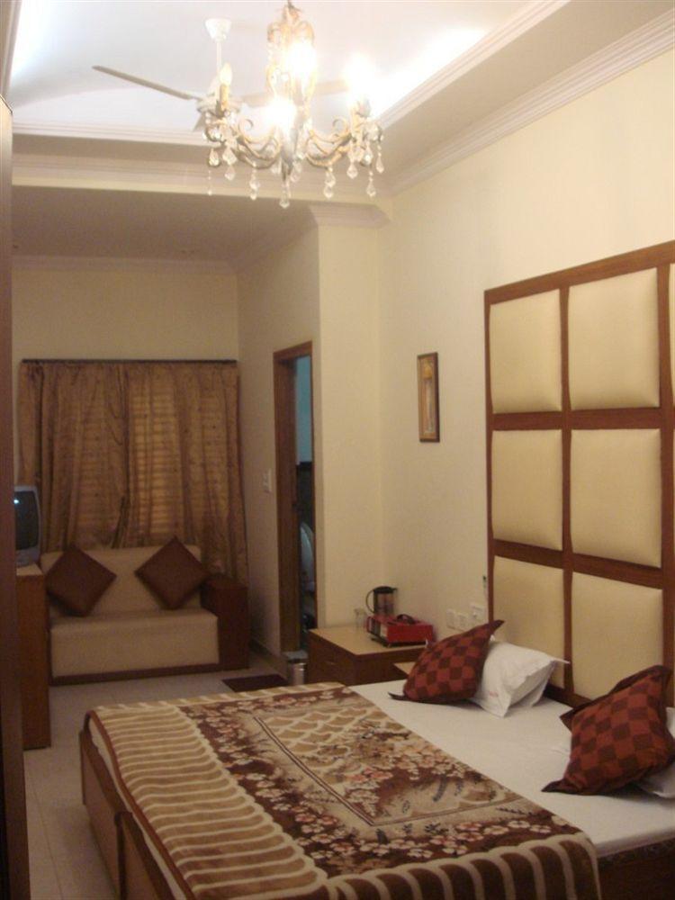 Vivek Hotel Nueva Delhi Exterior foto